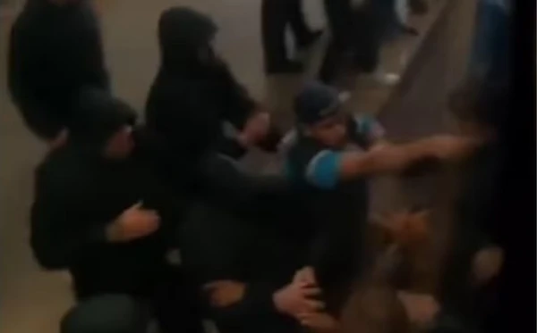 Torcedores do Grêmio em confusão no Aeroporto Internacional Salgado Filho, em Porto Alegre
