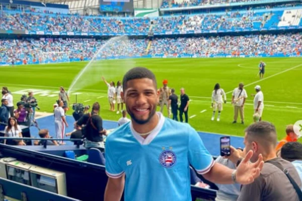 Hebert em Manchester com a camisa do Bahia por Reprodução/ @hebertwilianboxe