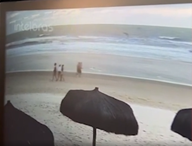 Mulheres foram vistas pela última vez caminhando em praia, antes de serem achadas mortas por Reprodução