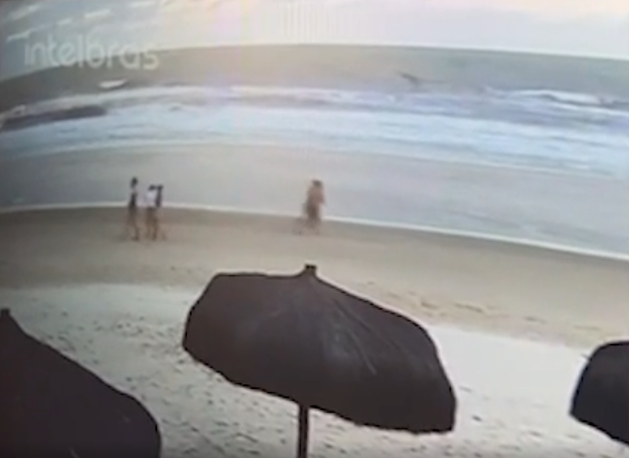 Mulheres foram vistas pela última vez caminhando em praia, antes de serem achadas mortas por Reprodução