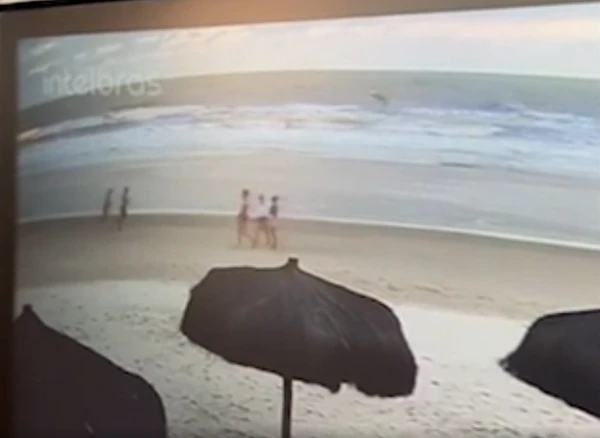 Mulheres foram vistas pela última vez caminhando em praia, antes de serem achadas mortas por Reprodução