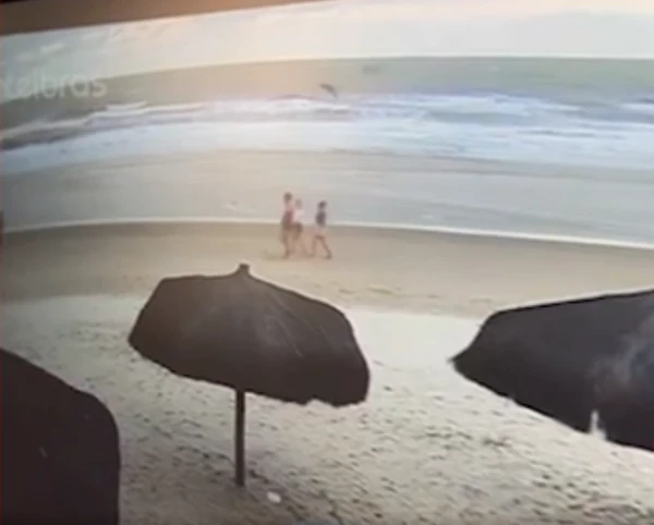 Mulheres foram vistas pela última vez caminhando em praia, antes de serem achadas mortas por Reprodução
