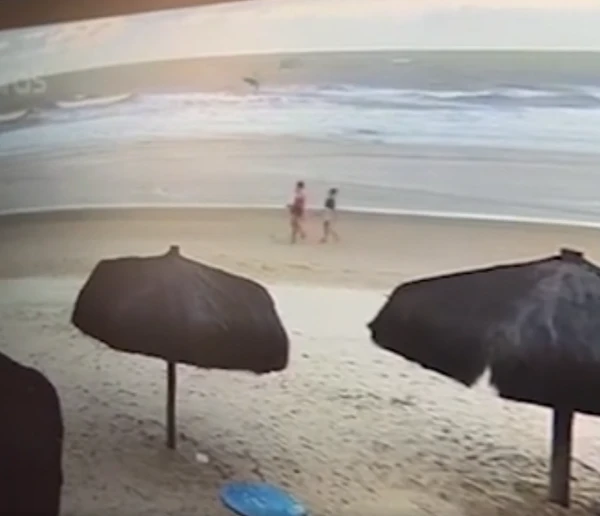 Mulheres foram vistas pela última vez caminhando em praia, antes de serem achadas mortas por Reprodução