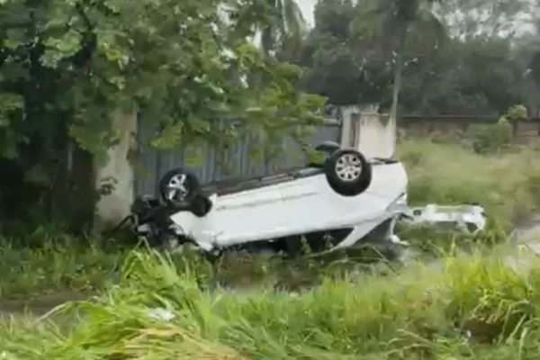 Quatro dos cinco carros acidentados foram flagrados em vídeo de um condutor que passava pela via por Reprodução/ Redes sociais