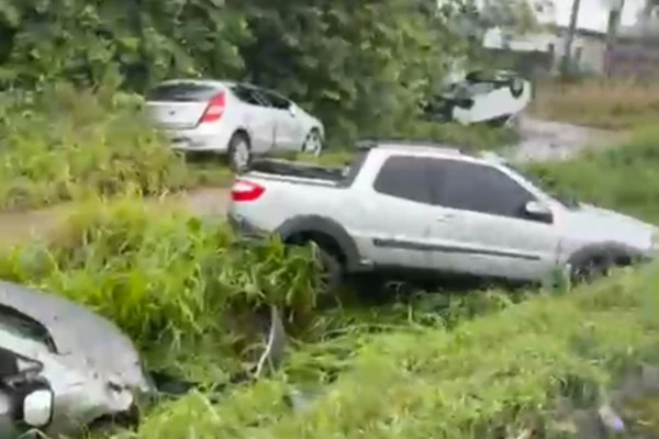 Quatro dos cinco carros acidentados foram flagrados em vídeo de um condutor que passava pela via por Reprodução/ Redes sociais