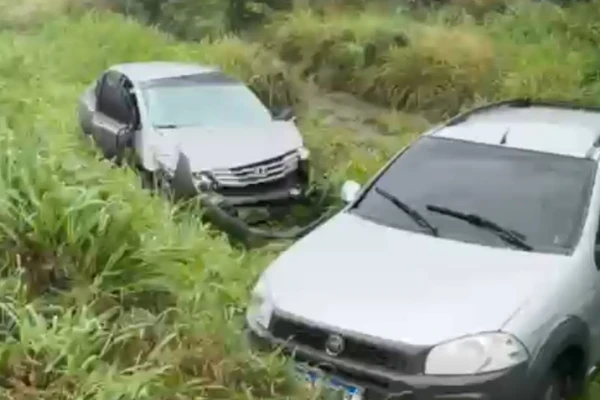 Quatro dos cinco carros acidentados foram flagrados em vídeo de um condutor que passava pela via por Reprodução/ Redes sociais