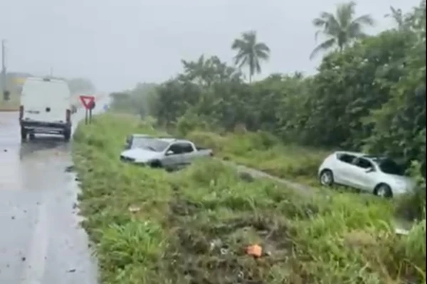 Quatro dos cinco carros acidentados foram flagrados em vídeo de um condutor que passava pela via por Reprodução/ Redes sociais