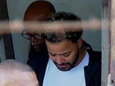 Imagem - Hytalo Santos e marido choram ao serem transferidos para centro de detenção em São Paulo