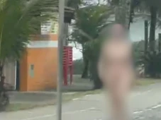 Imagem - Mulher mata próprio pai com 20 facadas, sai nua em orla e diz que era abusada por ele