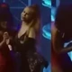 Imagem - Joelma arranca à força microfone de fã que a criticou durante show; VÍDEO