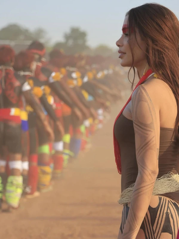 Anitta visita aldeia no Xingu por Reprodução/Instagram