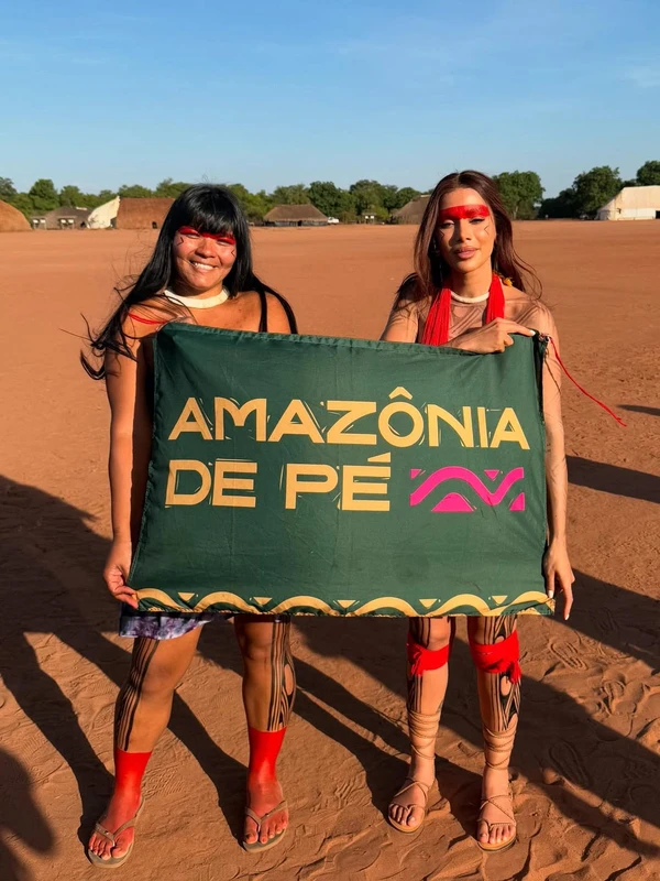 Anitta visita aldeia no Xingu por Reprodução/Instagram