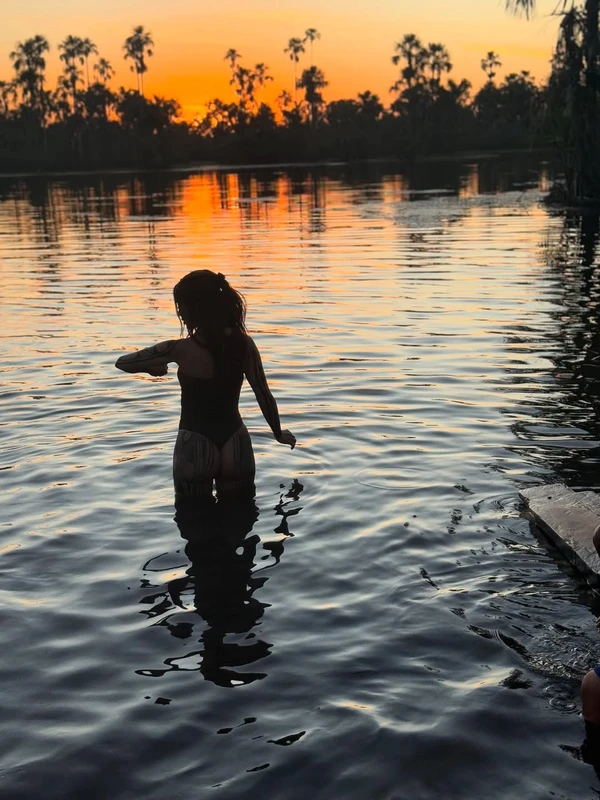 Anitta visita aldeia no Xingu por Reprodução/Instagram