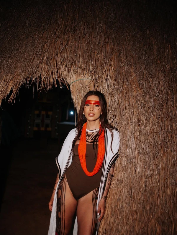 Anitta visita aldeia no Xingu por Reprodução/Instagram
