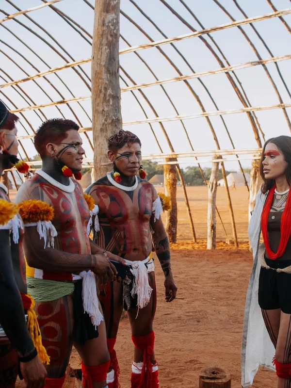 Anitta visita aldeia no Xingu por Reprodução/Instagram