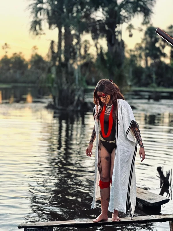 Anitta visita aldeia no Xingu por Reprodução/Instagram