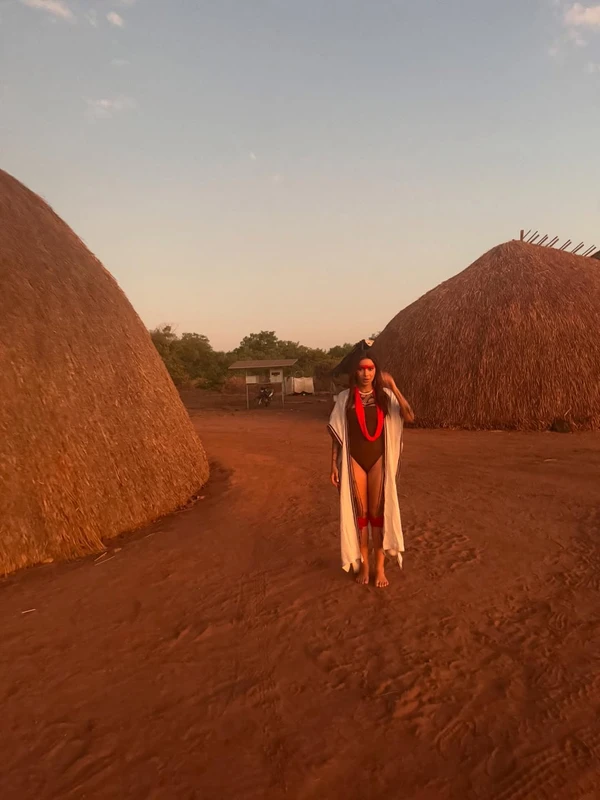 Anitta visita aldeia no Xingu por Reprodução/Instagram