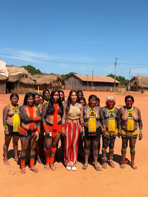 Anitta visita aldeia no Xingu por Reprodução/Instagram