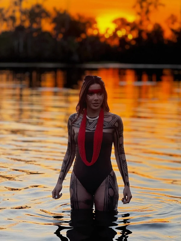 Anitta visita aldeia no Xingu por Reprodução/Instagram