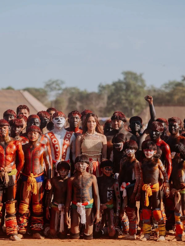 Anitta visita aldeia no Xingu por Reprodução/Instagram