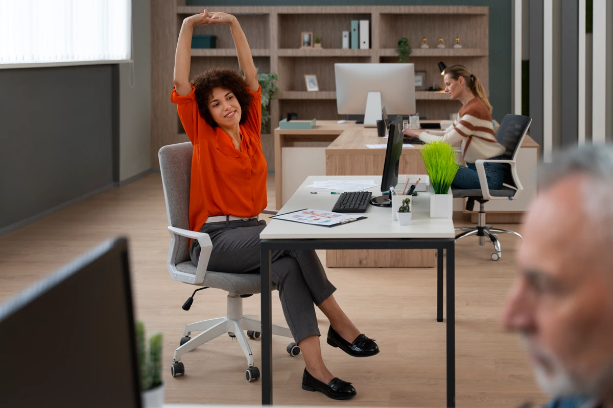 Benefícios de se movimentar no trabalho por Reprodução | Freepik