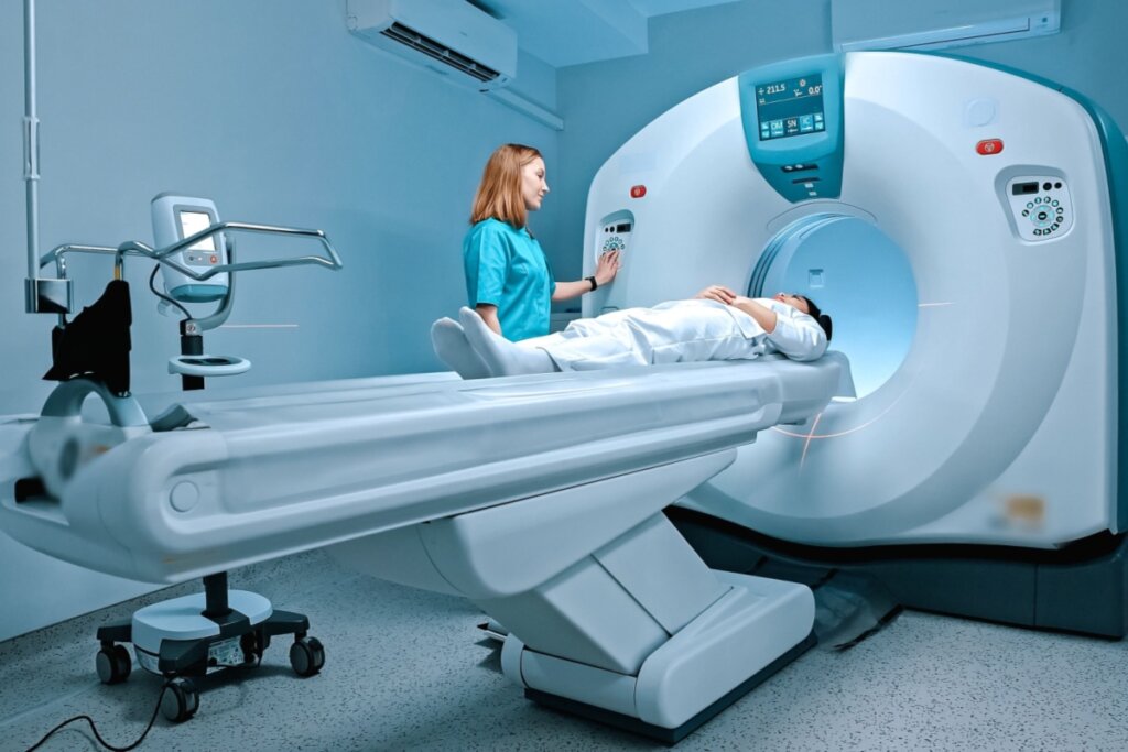 A tomografia de tórax de baixa dose permite identificar nódulos precocemente (Imagem: VesnaArt | Shutterstock)