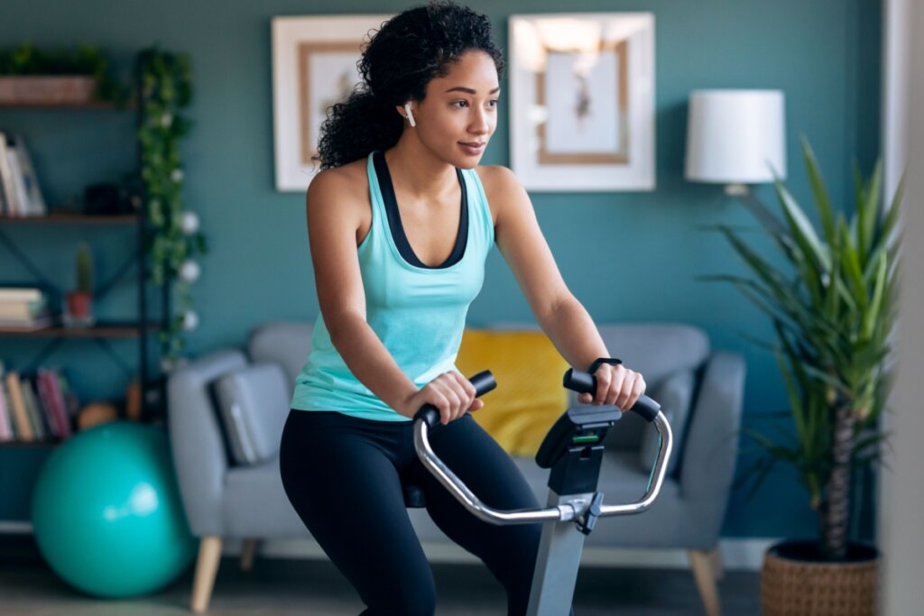As bicicletas ergométricas são ótimas aliadas para quem trabalha em casa (Imagem: Josep Suria  | Shutterstock)