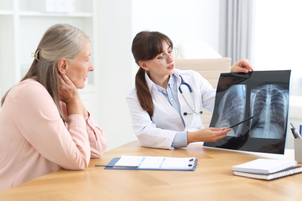 O acompanhamento médico especializado é fundamental para diagnóstico precoce e tratamento eficaz do câncer de pulmão (Imagem: New Africa | Shutterstock)