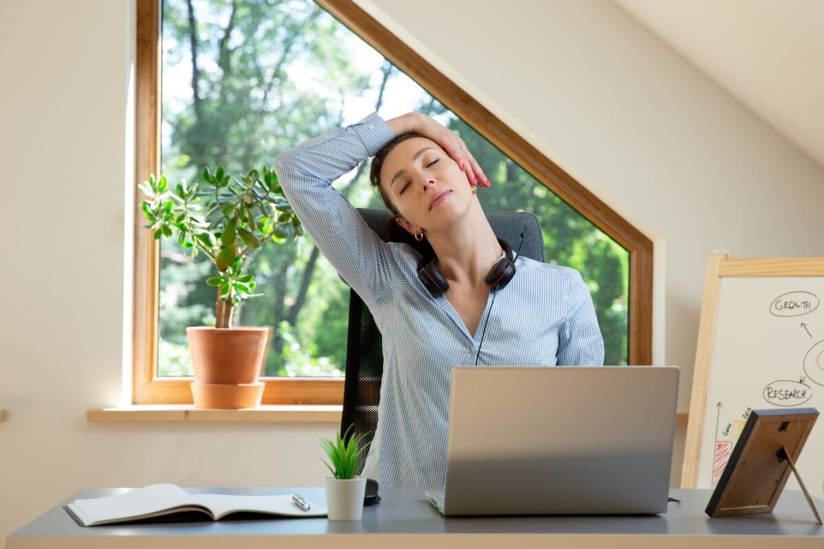 Pequenas pausas para praticar exercícios leves durante o expediente auxiliam a saúde física e mental (Imagem: Arturs Budkevics | Shutterstock) 