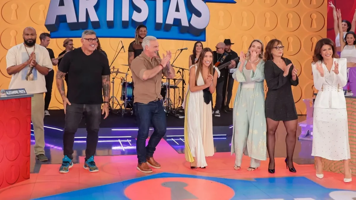 Elenco do reality show "Casa dos Artistas" se reúne no "Qual é a música?", no "Programa Silvio Santos" por Reprodução/Gabriel Cardoso/SBT