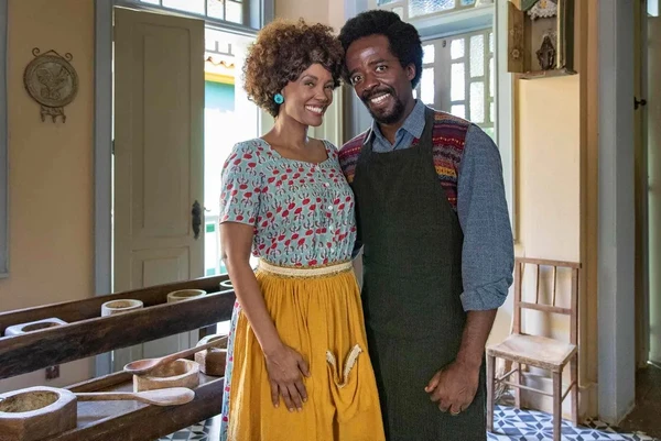 Isabel Fillardis (Aparecida) e Alan Rocha (Antônio) em 'Amor perfeito' por Reprodução/Globo/Fábio Rocha