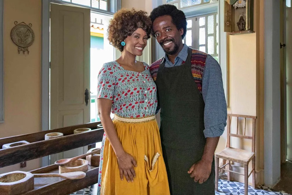 Isabel Fillardis (Aparecida) e Alan Rocha (Antônio) em 'Amor perfeito' por Reprodução/Globo/Fábio Rocha