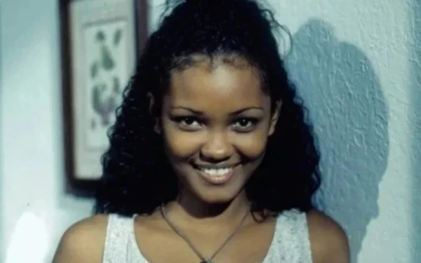 Isabel Fillardis caracterizada como Ritinha, personagem que interpretou em Renascer (1993) por Reprodução/Globo