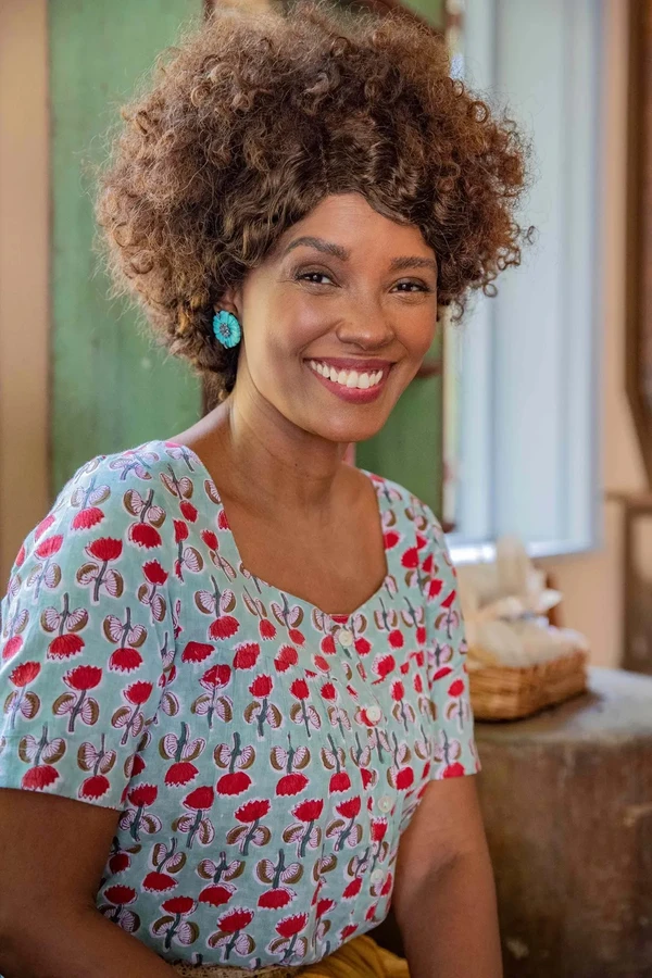 Isabel Fillardis (Aparecida) e Alan Rocha (Antônio) em 'Amor perfeito'  por Reprodução/Globo/Fábio Rocha