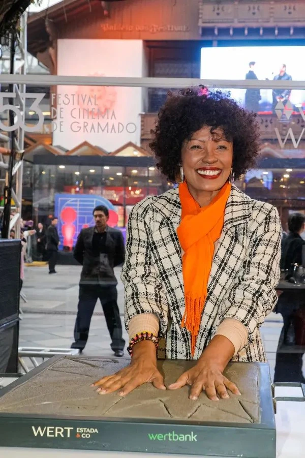 Isabel Fillardis é eternizada na Calçada da Fama do Festival de Cinema de Gramado por Reprodução/Cleiton Thiele