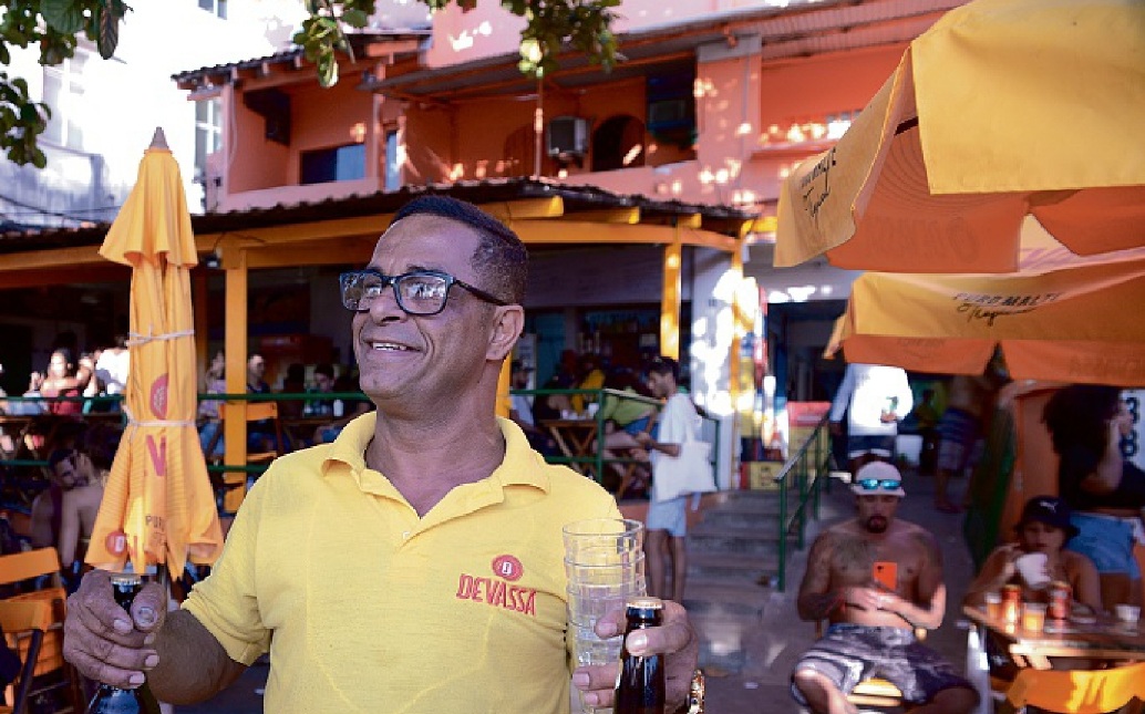 Na Barra, o Bar das Putas é um ponto irreverente e tradicional da boemia local, conhecido pelo clima descontraído, mesas na calçada, cerveja gelada e encontros animados que atravessam o dia e a noite, com vista para o movimento do bairro. por Paula Fróes/CORREIO