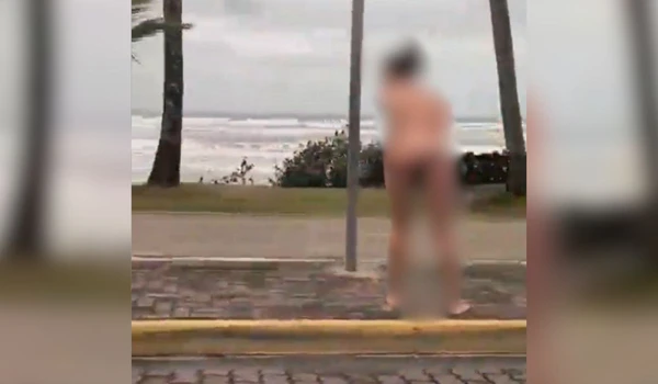 Mulher mata o próprio pai e sai nua em orla por Reprodução/Redes sociais