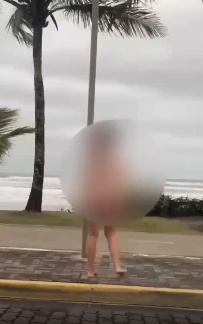 Mulher mata o próprio pai e sai nua em orla por Reprodução/Redes sociais