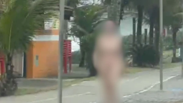 Mulher mata o próprio pai e sai nua em orla por Reprodução/Redes sociais