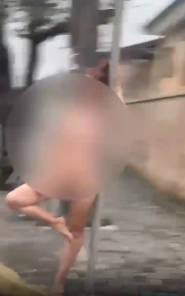 Mulher mata o próprio pai e sai nua em orla por Reprodução/Redes sociais