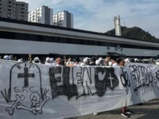 Imagem - Após vexame contra o Vasco, torcedores invadem CT do Santos e ameaçam dar tapa na cara dos jogadores