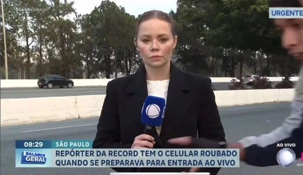 Beatriz Casadei foi surpreendida por criminoso em bicicleta por REprodução/Record