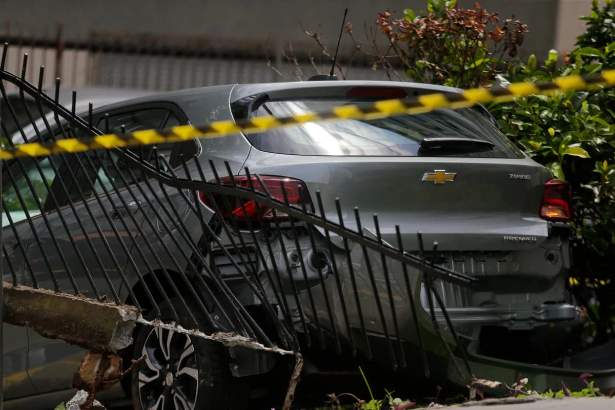 Carro perde controle e bate em poste na ladeira Shopping Barra por Arisson Marinho / CORREIO 