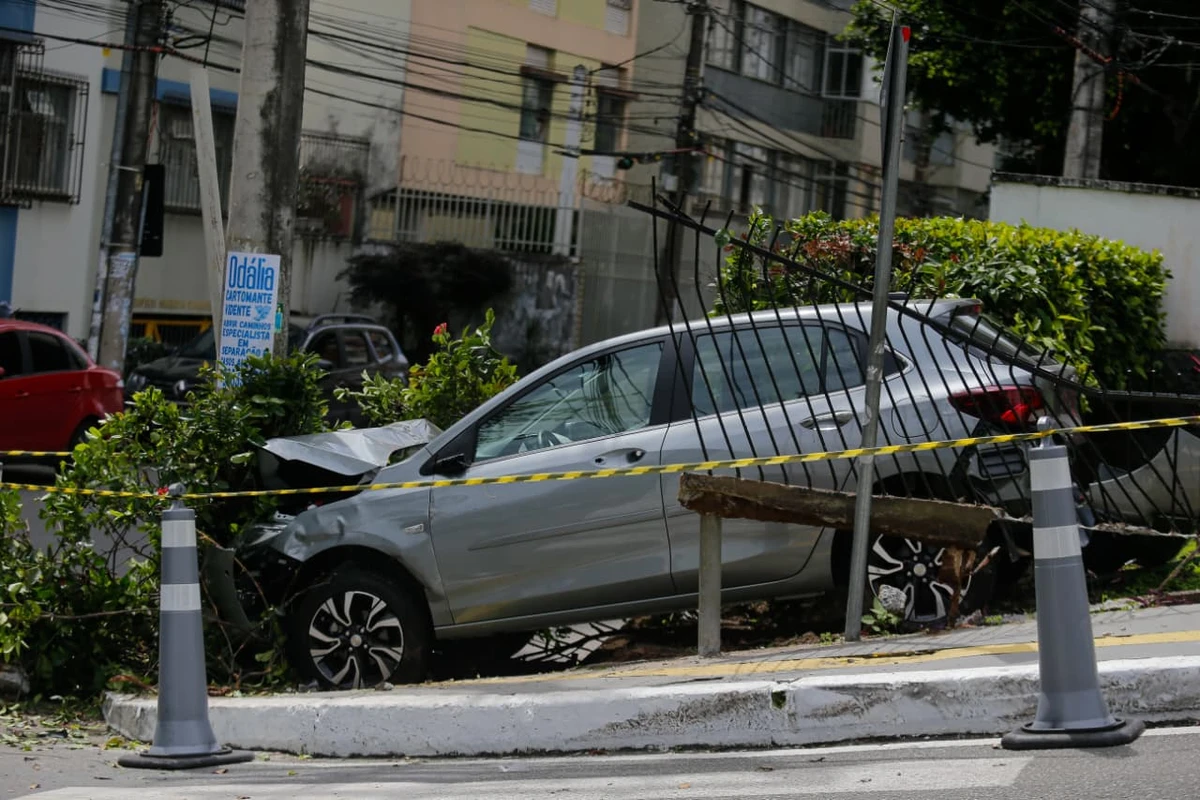 Carro perde controle e bate em poste na ladeira Shopping Barra por Arisson Marinho / CORREIO 