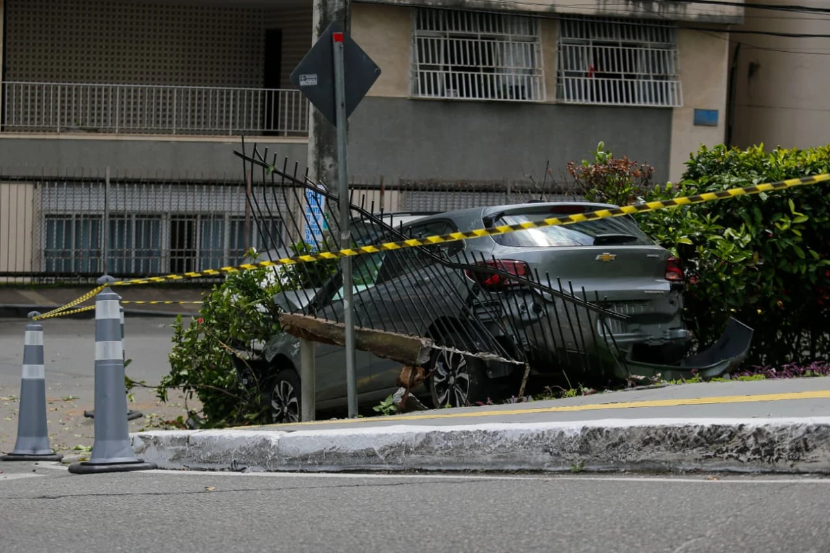 Carro perde controle e bate em poste na ladeira Shopping Barra por Arisson Marinho / CORREIO 