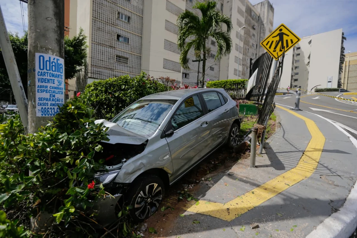 Carro perde controle e bate em poste na ladeira Shopping Barra por Arisson Marinho / CORREIO 