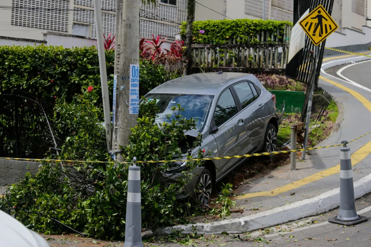 Carro perde controle e bate em poste na ladeira Shopping Barra por Arisson Marinho / CORREIO 