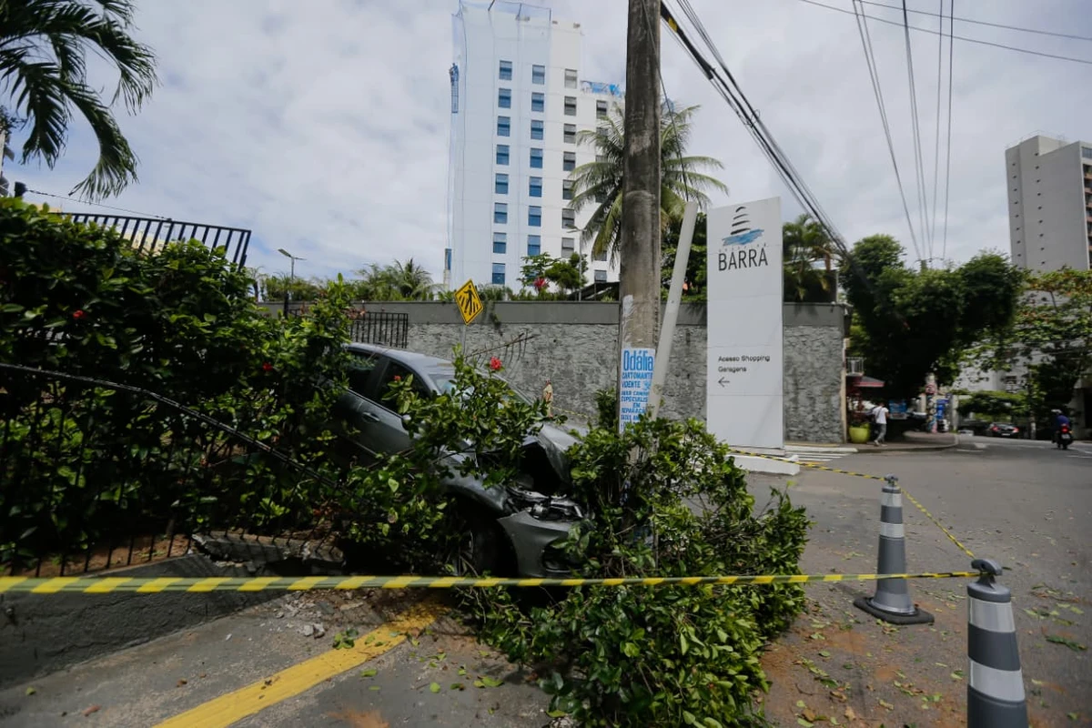 Carro perde controle e bate em poste na ladeira Shopping Barra por Arisson Marinho / CORREIO 