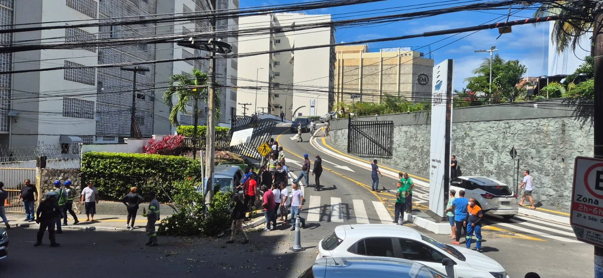 Carro perde controle e bate em poste na ladeira Shopping Barra por  Moysés Suzart