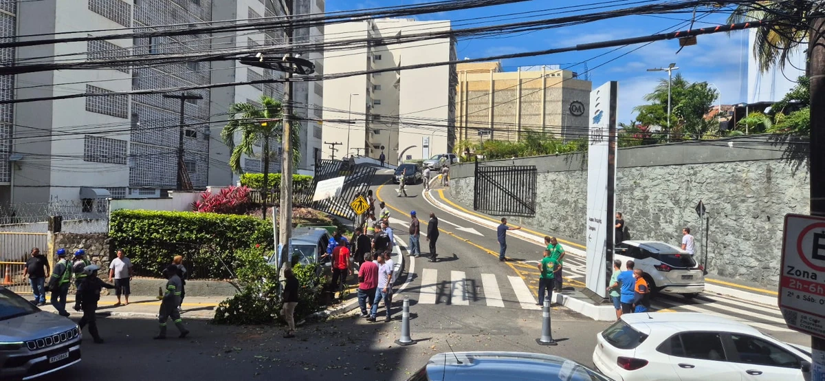Carro perde controle e bate em poste na ladeira Shopping Barra por  Moysés Suzart